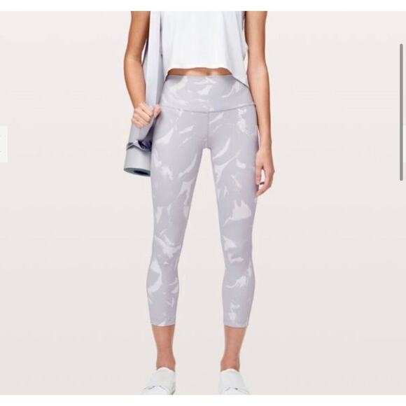 Lululemon Pants - Lululemon Wunder Under Crop High Rise yoga pants leggings size 6